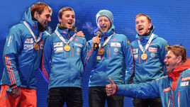 Суббота. Хохфильцен. Антон ШИПУЛИН, Антон БАБИКОВ, Максим ЦВЕТКОВ, Алексей ВОЛКОВ и комментатор Дмитрий ГУБЕРНИЕВ исполняют гимн России.