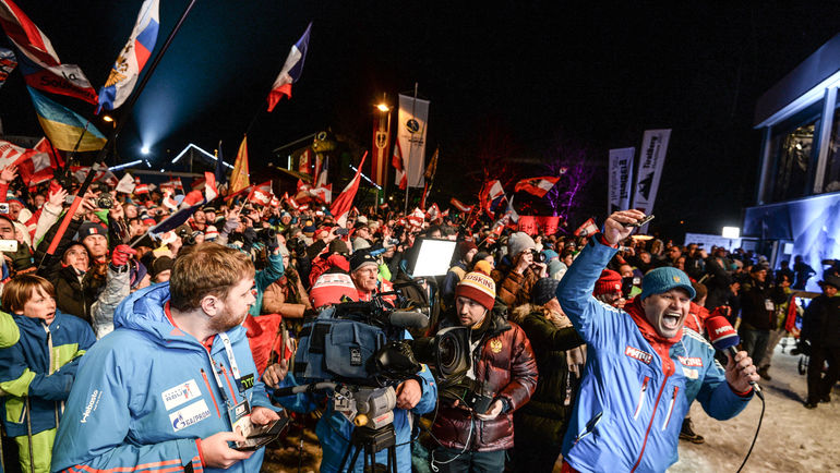 Шоу Дмитрия ГУБЕРНИЕВА на награждении российских биатлонистов. Фото Герман МОРОЗОВ, СБР Шоу Дмитрия ГУБЕРНИЕВА на награждении российских биатлонистов. Фото Герман МОРОЗОВ, СБР