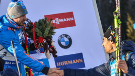 Суббота. Хохфильцен. Рукопожатие чемпиона мира в эстафете Антона ШИПУЛИНА (слева) и серебряного призера Мартена ФУРКАДА, противостояние которых стало одной из главных тем прошедшего чемпионата мира.