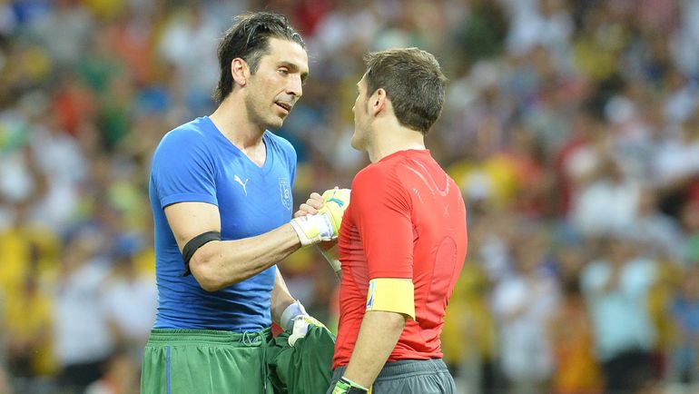 Джанлуиджи БУФФОН (слева) и Икер КАСИЛЬЯС. Фото AFP Джанлуиджи БУФФОН (слева) и Икер КАСИЛЬЯС. Фото AFP