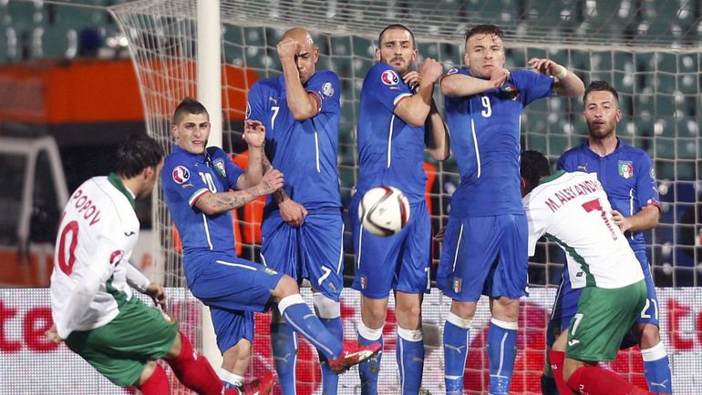 28 марта 2015 года. София. Болгария - Италия - 2:2. Ивелин ПОПОВ (слева) исполняет штрафной удар. Фото REUTERS 28 марта 2015 года. София. Болгария - Италия - 2:2. Ивелин ПОПОВ (слева) исполняет штрафной удар. Фото REUTERS