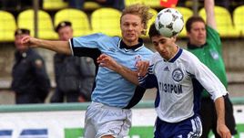 22 августа 2000 года. Санкт-Петербург. "Зенит" - "Сельта" - 2:2. Валерий КАРПИН (слева) ответил на свист трибун "Петровского" голом.