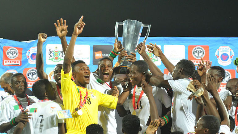 Фэшн САКАЛА со своей сборной. Фото cosafa.com Фэшн САКАЛА со своей сборной. Фото cosafa.com