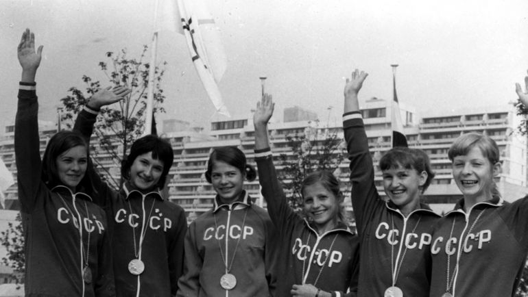 Сентябрь 1972 года. Мюнхен. Советские гимнастки на Олимпийских играх: Любовь БУРДА, Эльвира СААДИ, Людмила ТУРИЩЕВА, Ольга КОРБУТ, Антонина КОШЕЛЬ, Тамара ЛАЗАКОВИЧ. Фото фотохроника ТАСС Сентябрь 1972 года. Мюнхен. Советские гимнастки на Олимпийских играх: Любовь БУРДА, Эльвира СААДИ, Людмила ТУРИЩЕВА, Ольга КОРБУТ, Антонина КОШЕЛЬ, Тамара ЛАЗАКОВИЧ. Фото фотохроника ТАСС