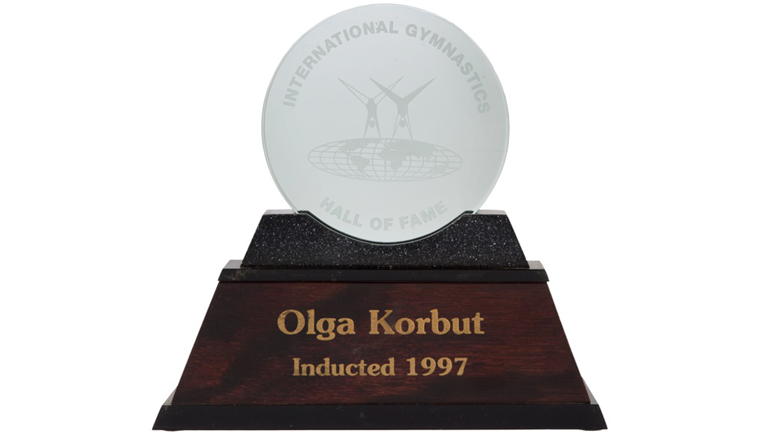 Награда за включение в Международный зал славы гимнастики. Фото ha.com Награда за включение в Международный зал славы гимнастики. Фото ha.com