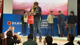 Победитель Олимп-Кубка РФПЛ по киберфутболу - представитель ЦСКА Андрей Timon ГУРЬЕВ с трофеем.