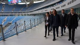 Понедельник. Санкт-Петербург. Визит комиссии ФИФА на стадион на Крестовском острове. Карлес ПУЙОЛЬ - в центре, Колин СМИТ - справа.