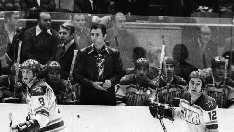 На скамейке ЦСКА - Виктор ТИХОНОВ и первая тройка Борис МИХАЙЛОВ, Валерий ХАРЛАМОВ и Владимир ПЕТРОВ. Фото Анатолий БОЧИНИН На скамейке ЦСКА - Виктор ТИХОНОВ и первая тройка Борис МИХАЙЛОВ, Валерий ХАРЛАМОВ и Владимир ПЕТРОВ. Фото Анатолий БОЧИНИН