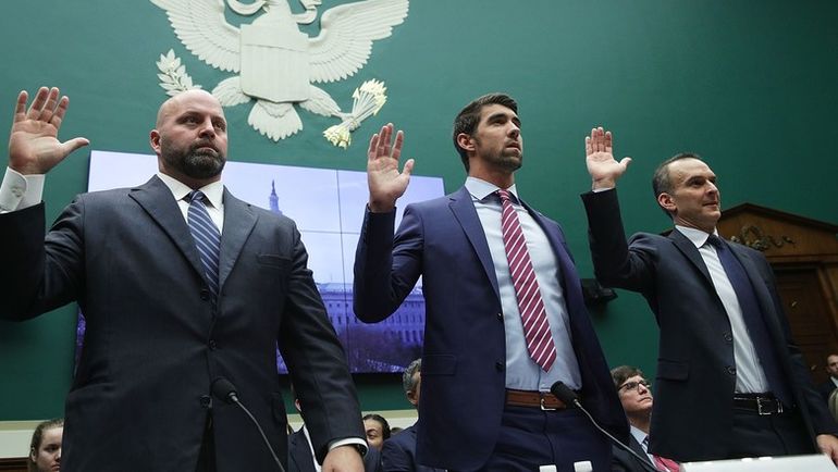 Трэвис ТАЙГАРТ (справа), Майкл ФЕЛПС (в центре) и Адам НЕЛЬСОН дают клятву перед началом слушаний в Конгрессе о путях улучшения мировой антидопинговой системы. Фото REUTERS Трэвис ТАЙГАРТ (справа), Майкл ФЕЛПС (в центре) и Адам НЕЛЬСОН дают клятву перед началом слушаний в Конгрессе о путях улучшения мировой антидопинговой системы. Фото REUTERS