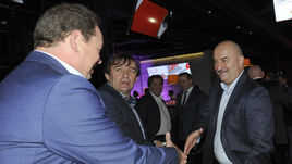 29 сентября 2016 года. Москва. Бывший главный тренер сборной России Леонид СЛУЦКИЙ, Александр БОРОДЮК и нынешний наставник российской команды Станислав ЧЕРЧЕСОВ (слева направо).