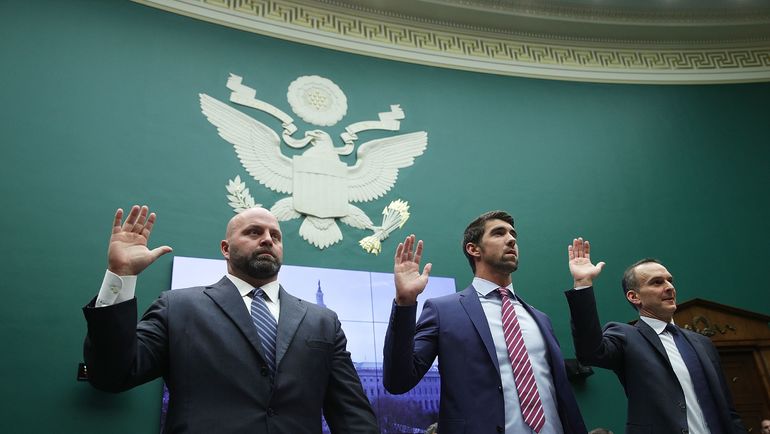 Вчера. Вашингтон. Трэвис ТАЙГАРТ (справа), Майкл ФЕЛПС (в центре) и Адам НЕЛЬСОН дают клятву перед началом слушаний о путях улучшения мировой антидопинговой системы. Фото AFP Вчера. Вашингтон. Трэвис ТАЙГАРТ (справа), Майкл ФЕЛПС (в центре) и Адам НЕЛЬСОН дают клятву перед началом слушаний о путях улучшения мировой антидопинговой системы. Фото AFP