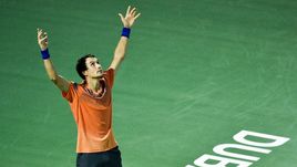 Среда. Дубай. Евгений ДОНСКОЙ празднует победу над Роджером Федерером.