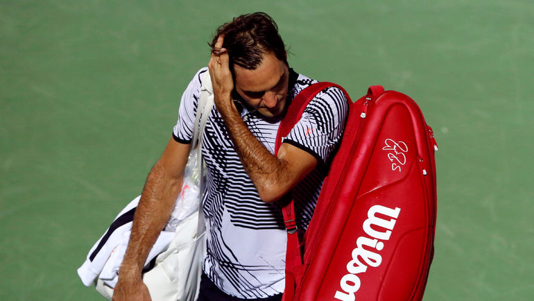 Среда. Дубай. Озадаченный Роджер ФЕДЕРЕР покидает корт после поражения от Евгения Донского. Фото AFP Среда. Дубай. Озадаченный Роджер ФЕДЕРЕР покидает корт после поражения от Евгения Донского. Фото AFP