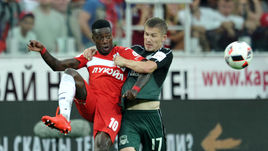 Спартаковец Квинси ПРОМЕС (слева) и краснодарец Виталий КАЛЕШИН.