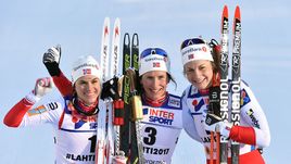 Сегодня. Лахти. Хайди ВАНГ, Марит БЬОРНГЕН и Астрид ЯКОБСЕН (слева направо).