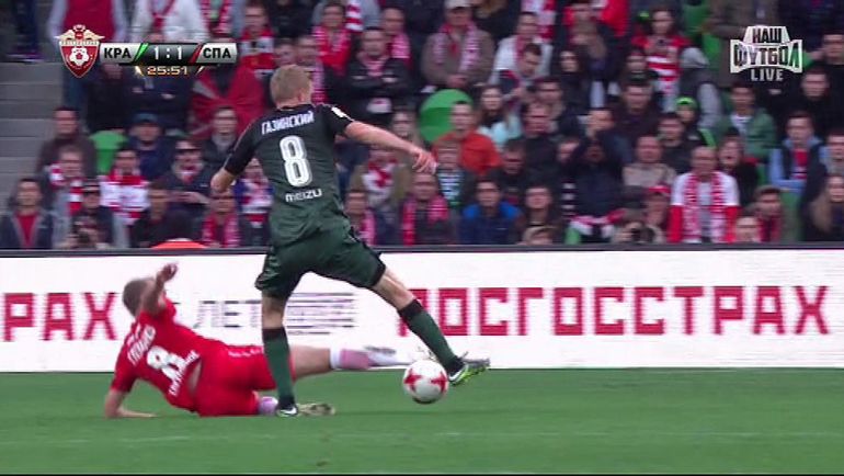 26-я минута. Фол Дениса ГЛУШАКОВА на Юрии ГАЗИНСКОМ. 26-я минута. Фол Дениса ГЛУШАКОВА на Юрии ГАЗИНСКОМ.