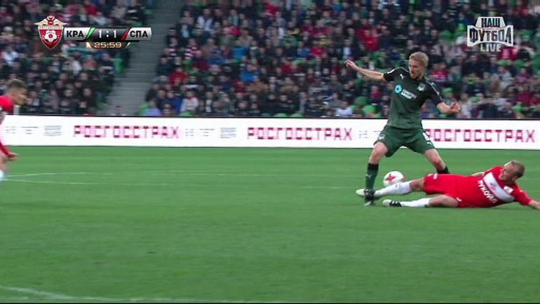 26-я минута. Фол Дениса ГЛУШАКОВА на Юрии ГАЗИНСКОМ. 26-я минута. Фол Дениса ГЛУШАКОВА на Юрии ГАЗИНСКОМ.