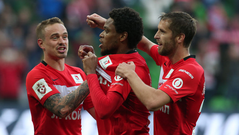 55-я минута. ЛУИЗ АДРИАНУ (в центре) получает поздравления от Андрея ЕЩЕНКО и Дмитрия КОМБАРОВА (справа) с дебютным мячом в чемпионате России. Фото Виталий ТИМКИВ 55-я минута. ЛУИЗ АДРИАНУ (в центре) получает поздравления от Андрея ЕЩЕНКО и Дмитрия КОМБАРОВА (справа) с дебютным мячом в чемпионате России. Фото Виталий ТИМКИВ