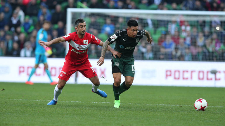 Спартаковец Александр САМЕДОВ и краснодарец Кристиан РАМИРЕС. Фото Виталий ТИМКИВ Спартаковец Александр САМЕДОВ и краснодарец Кристиан РАМИРЕС. Фото Виталий ТИМКИВ