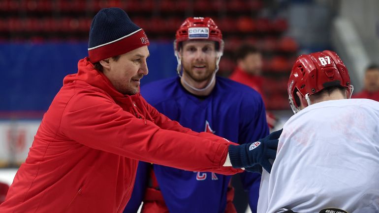 Вчера. Москва. Главный менеджер ЦСКА Сергей ФЕДОРОВ (слева) работает с Яном МУРШАКОМ (на заднем плане) и Андреем СВЕТЛАКОВЫМ. Фото Юрий КУЗЬМИН, photo.khl.ru Вчера. Москва. Главный менеджер ЦСКА Сергей ФЕДОРОВ (слева) работает с Яном МУРШАКОМ (на заднем плане) и Андреем СВЕТЛАКОВЫМ. Фото Юрий КУЗЬМИН, photo.khl.ru