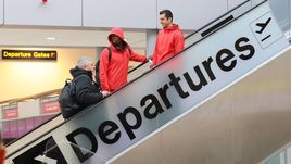 Вторник. Манчестер. Поль ПОГБА (в центре) и Генрих МХИТАРЯН (справа) готовятся к вылету в Ростов-на-Дону.