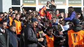 Среда. Ростов-на-Дону. Златан ИБРАГИМОВИЧ в окружении болельщиков.