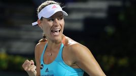 Кербер возвращается и обходит Шарапову