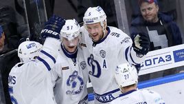 Максим КАРПОВ (№97) празднует с партнерами гол.