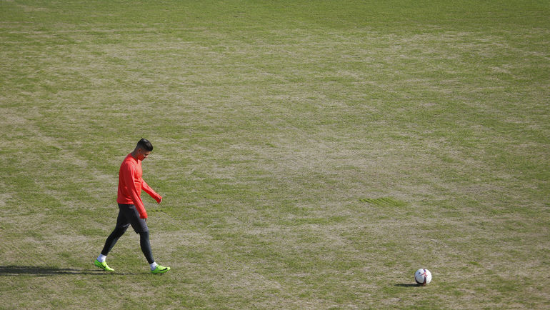 Вчера. Ростов-на-Дону. Качество газона ужаснуло гостей из Англии. Фото REUTERS Вчера. Ростов-на-Дону. Качество газона ужаснуло гостей из Англии. Фото REUTERS