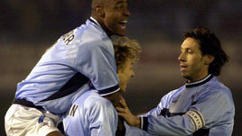 22 февраля 2001 года. Виго. "Сельта" - "Штутгарт" - 2:1. 6-я минута. Александр МОСТОВОЙ (справа) и ВАГНЕР поздравляют Валерия КАРПИНА, который только что открыл счет в ответном матче 1/8 финала Кубка УЕФА.