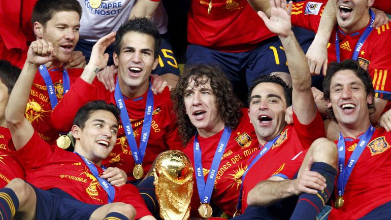 11 июля 2010 года. Йоханнесбург. Голландия - Испания - 0:1 д.в. ХАБИ АЛОНСО (слева) - чемпион мира. Фото REUTERS 11 июля 2010 года. Йоханнесбург. Голландия - Испания - 0:1 д.в. ХАБИ АЛОНСО (слева) - чемпион мира. Фото REUTERS