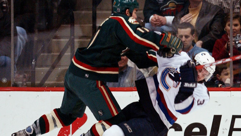 Паскаль ДЮПУИ (слева) встречает Брента СОПЕЛА силовым приемом. Фото REUTERS Паскаль ДЮПУИ (слева) встречает Брента СОПЕЛА силовым приемом. Фото REUTERS