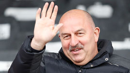 Главный тренер сборной России Станислав ЧЕРЧЕСОВ.