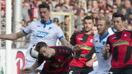 Осторожно, пенальти! "Шальке" громит "Аугсбург", "Хоффенхайм" теряет очки