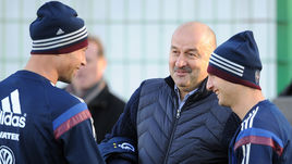 Март 2015 года. Новогорск. Станислав ЧЕРЧЕСОВ с Василием БЕРЕЗУЦКИМ (слева) и Аланом ДЗАГОЕВЫМ на тренировке сборной России.