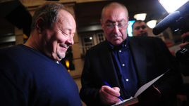 Понедельник. Москва. Алексей МАКЛАКОВ получает подписанную книгу от Александра ЛЬВОВА.