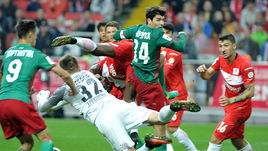 Борьба в штрафной Артема РЕБРОВА.