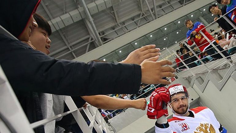 Местные болельщики оказали теплый прием российским хоккеистам. Фото ФХР Местные болельщики оказали теплый прием российским хоккеистам. Фото ФХР