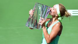 Воскресенье. Индиан-Уэллс. Елена ВЕСНИНА с кубком за победу на BNP Paribas Open.