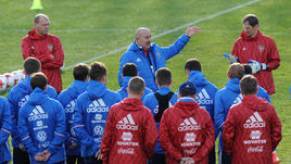 Сегодня. Краснодар. Тренировка сборной России. Станислав ЧЕРЧЕСОВ дает указания своим игрокам.