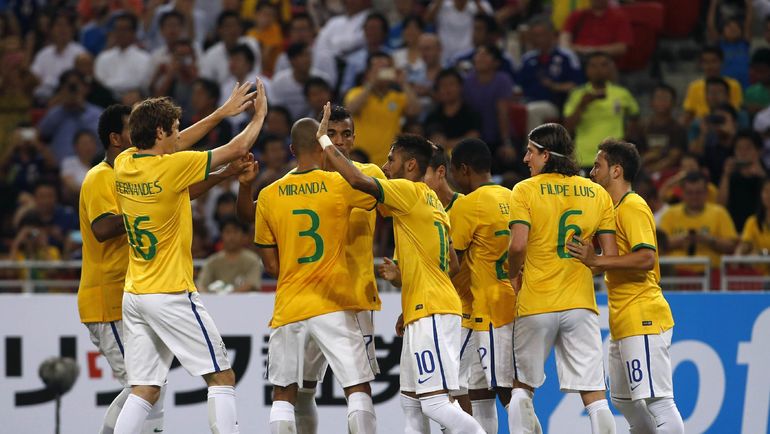 МАРИУ ФЕРНАНДЕС (№16) с НЕЙМАРОМ (№10) и другими партнерами по сборной Бразилии. Фото REUTERS МАРИУ ФЕРНАНДЕС (№16) с НЕЙМАРОМ (№10) и другими партнерами по сборной Бразилии. Фото REUTERS