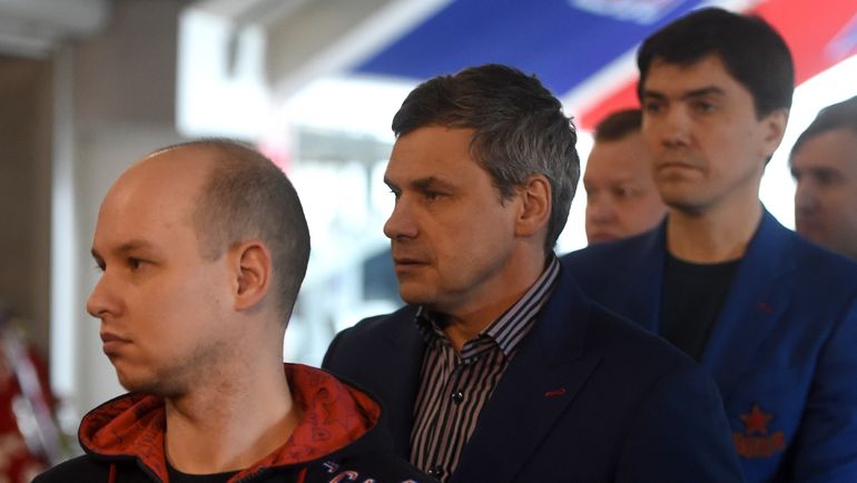 Сегодня. Москва. Дмитрий КВАРТАЛЬНОВ (в центре). Фото photo.khl.ru Сегодня. Москва. Дмитрий КВАРТАЛЬНОВ (в центре). Фото photo.khl.ru