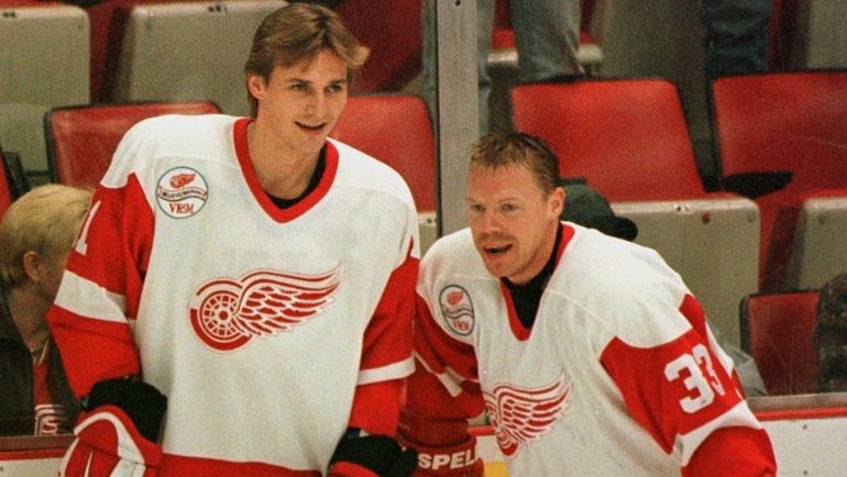 Крис ДРЭЙПЕР (справа) и Сергей ФЕДОРОВ. Фото REUTERS Крис ДРЭЙПЕР (справа) и Сергей ФЕДОРОВ. Фото REUTERS