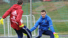 Вчера. Краснодар. Игорь АКИНФЕЕВ и тренер вратарей сборной России Гинтарас СТАУЧЕ.