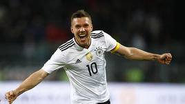 Вчера. Дортмунд. Германия - Англия - 1:0. 69-я минута. Радость автора гола Лукаса ПОДОЛЬСКИ.