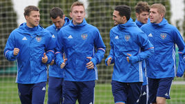 Вчера. Краснодар. Максим КАНУННИКОВ, Виктор ВАСИН, Андрей СЕМЕНОВ, Магомед ОЗДОЕВ, Роман НОЙШТЕДТЕР и Юрий ГАЗИНСКИЙ (слева направо) на тренировке сборной России.