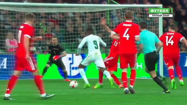 4. И, наконец, вишенка на торте обороны сборной России - последний финт, оставивший не у дел Федора Кудряшова. Расстрелять Акинфеева уже не составляло никакого труда. 4. И, наконец, вишенка на торте обороны сборной России - последний финт, оставивший не у дел Федора Кудряшова. Расстрелять Акинфеева уже не составляло никакого труда.