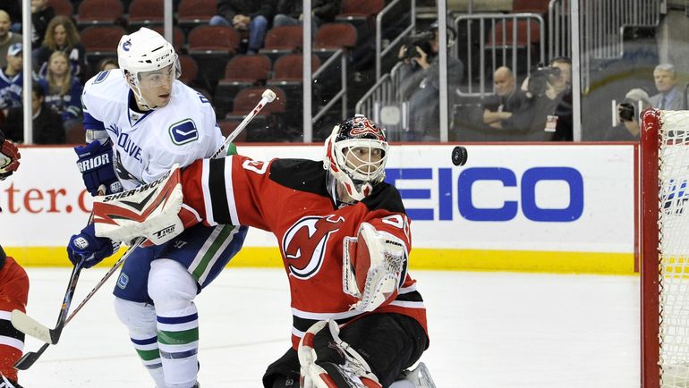 2009 год. Алекс БЕРРОУЗ атакует ворота Мартина БРОДЕРА. Фото AFP 2009 год. Алекс БЕРРОУЗ атакует ворота Мартина БРОДЕРА. Фото AFP