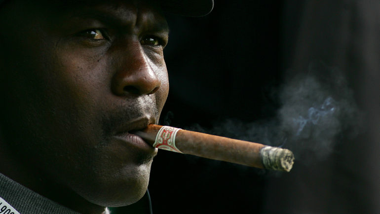 Майкл ДЖОРДАН известен своей страстью к сигарам и азартным играм. Фото AFP Майкл ДЖОРДАН известен своей страстью к сигарам и азартным играм. Фото AFP