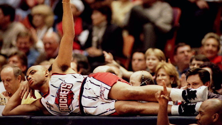 Чарльз БАРКЛИ как-то выкинул человека прямо в окно заведения. Фото REUTERS Чарльз БАРКЛИ как-то выкинул человека прямо в окно заведения. Фото REUTERS